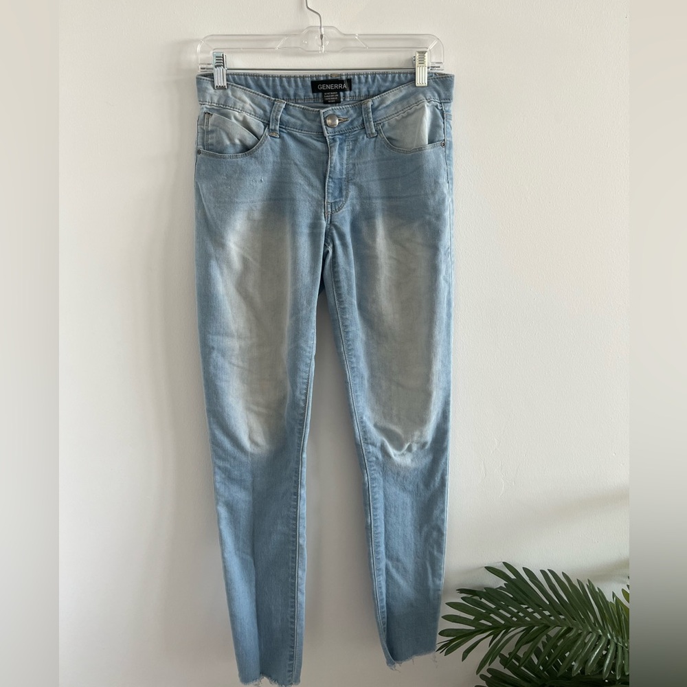 Very comfortable light colored jeans, midrise